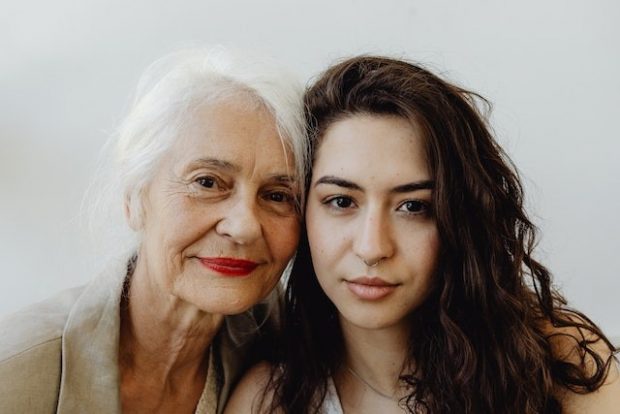 Sfaturi de parenting de la o bunică care își crește singură nepoata adolescentă. „Trebuie să vă focusați pe micile victorii”