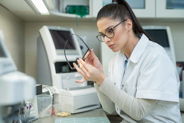 Ce salarii poți avea în domeniul opticii medicale. Se ajunge la 6.000 de lei pe lună
