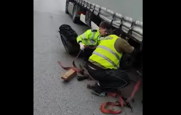Trei polițiști au ajutat un șofer de TIR care avea pană și blocase circulația pe DN7: „Fără să stea pe gânduri” | VIDEO