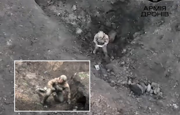 Un soldat rus a fost filmat când se roagă să nu fie bombardat în tranșee. Ce mesaj i-au trimis cu drona soldații ucraineni