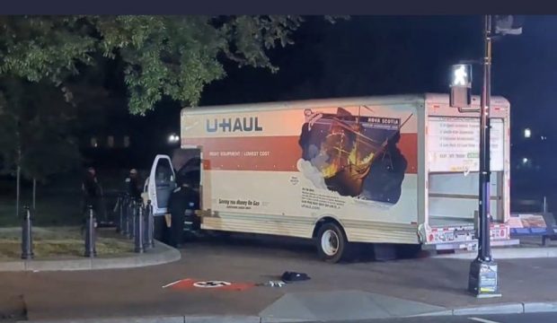 Un bărbat a intrat cu un camion închiriat în gardul de securitate de la Casa Albă