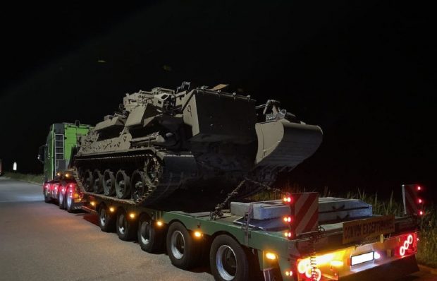 Un șofer român de TIR a fost prins în Germania când transporta ilegal spre România un tanc