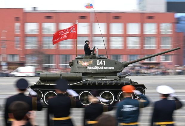 Parada „umilitoare” a lui Putin. Un singur tanc de luptă a defilat azi de Ziua Victoriei la Moscova, un vechi T-34 din epoca sovietică