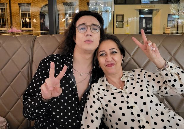 Mama lui Theodor Andrei, reprezentantul României la Eurovision 2023, a răbufnit: „E un tânăr cu problemele și cu sensibilitățile lui”. Simona e impresara fiului ei