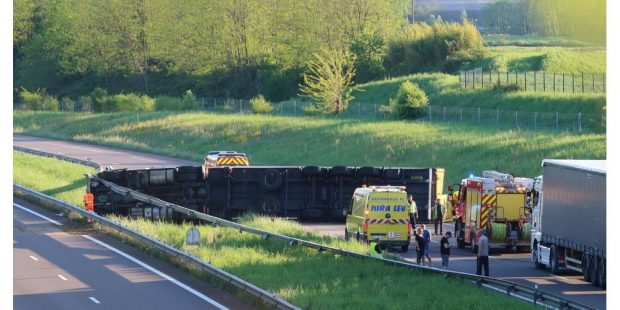 Un șofer român a fost salvat de alți participanți la trafic, după ce s-a răsturnat cu TIR-ul pe o autostradă din Franța