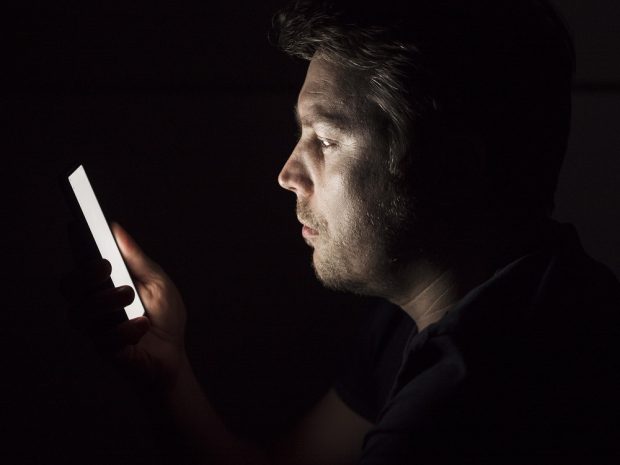 Un bărbat din Ilfov a reușit să strângă peste 100.000 de euro prin metoda „Tinder Swindler”. Cum își păcălea „victimele”