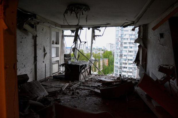 Imagini cu urmările de atacului din Kiev. Autoritățile ucrainene spun că distrugerile au fost provocate de resturile dronelor doborâte
