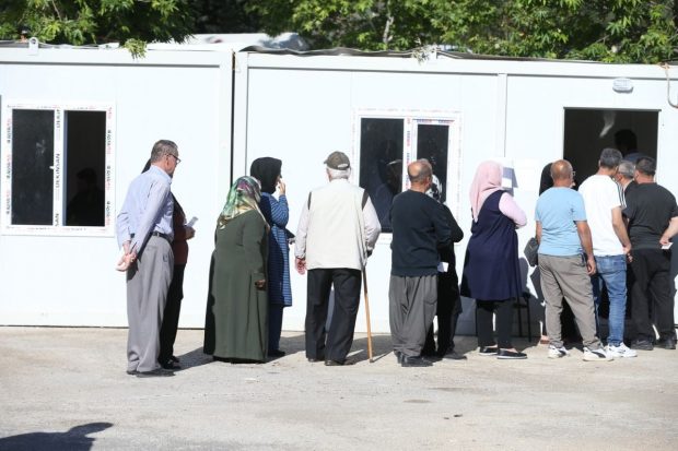 Cetățenii din zonele devastate de cutremurele din februarie votează în containere la alegerile din Turcia