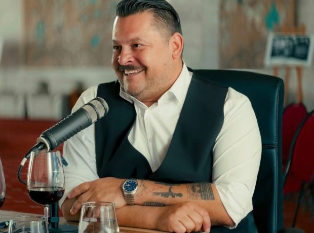 Ritualul pe care Mihai Bobonete îl repetă an de an cu fiul său: „Urcăm în mansardă, avem aceleași întrebări”