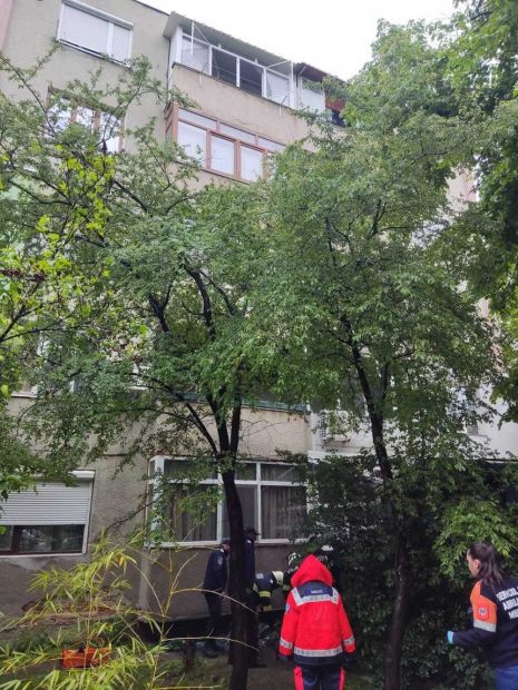 Un bărbat s-a aruncat de la etajul 4 al unui bloc din Drobeta Turnu Severin