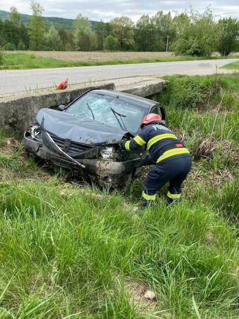 O fetiță de 10 luni a murit după ce mașina condusă de bunica sa a căzut într-un șanț și s-a lovit de un cap de pod