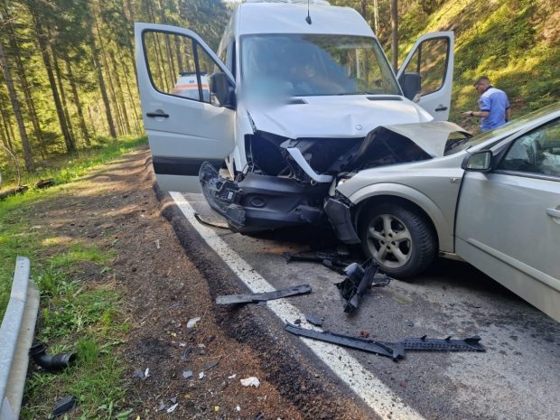 Un microbuz cu 12 copii, implicat într-un accident la Sadova. Două persoane, transportate la spital