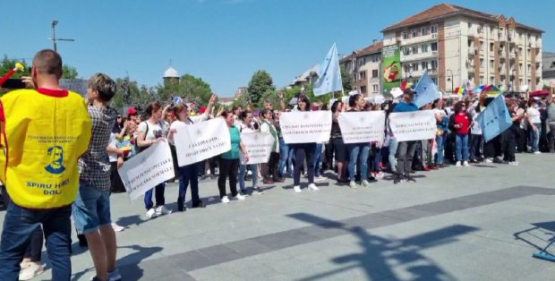 Protest cu „O lume minunată”. La Craiova, profesorii îi cântă lui Iohannis melodia interpretată de un cor de copii președintelui