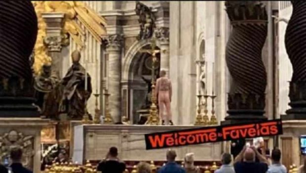 Un bărbat s-a urcat dezbrăcat pe altarul din Catedrala Sfântul Petru din Vatican pentru a protesta împotriva războiului din Ucraina
