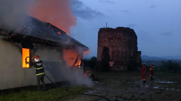 Incendiu puternic, provocat de un fulger, la un schit din Neamț. A ars capela și mai multe icoane