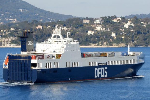 15 migranți ilegali au deturnat o navă turcească ce mergea spre Franța. Echipajul, salvat după intervenția forțelor speciale italiene