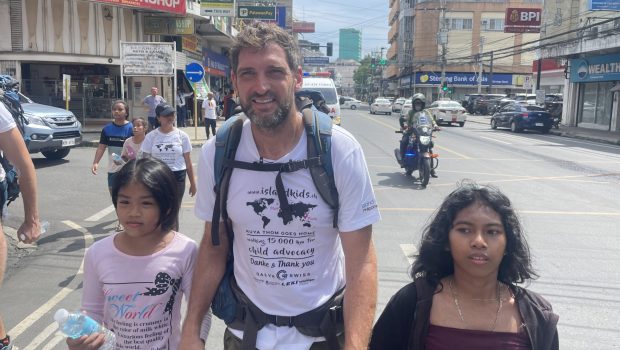 Motivul pentru care un elvețian a mers pe jos de la Berna în Filipine. Cât a durat drumul