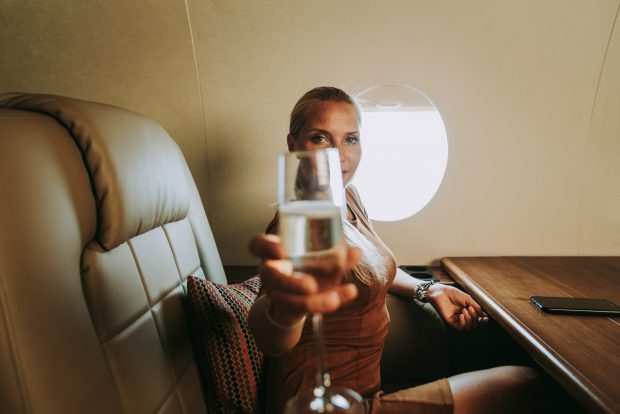 Cehia interzice băuturile alcoolice în avioanele guvernamentale, în urma unui scandal de hărțuire sexuală