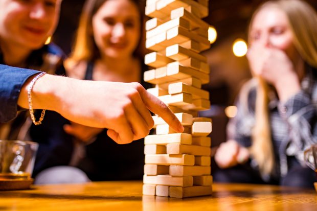 Cum se joacă Jenga – reguli și variante de joc