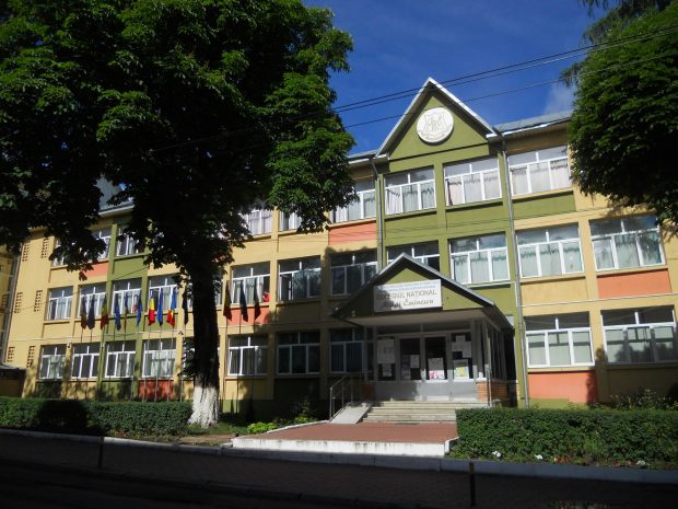 Cum a ajuns un elev olimpic să fie dat în judecată înainte de bacalaureat chiar de directoarea liceului la care învăța. Motivul supărării?
