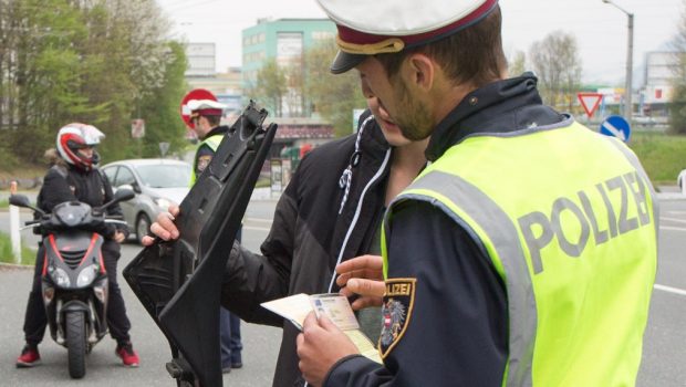 Zeci de români au fost prinși conducând cu permise false, în Austria. Toți le-au cumpărat de la aceeași persoană, tot român