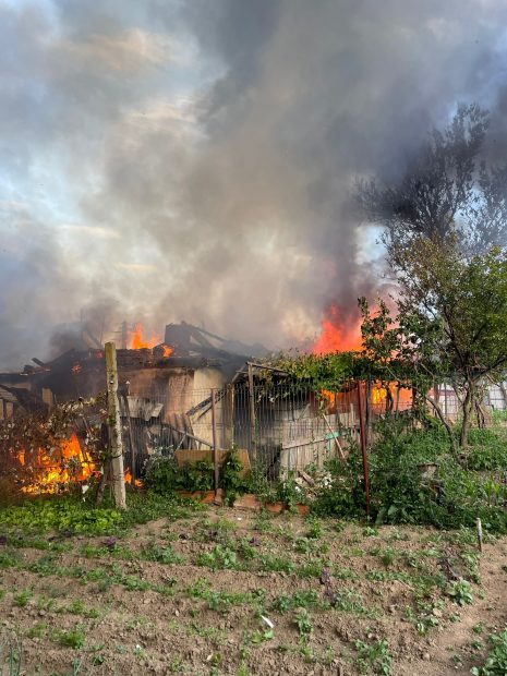 O familie cu patru copii a rămas fără locuință după ce casa a fost făcută scrum în urma unui incendiu, în Neamț