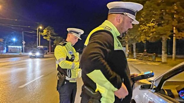 Un şofer de 66 de ani băut, care nu a oprit la semnal, urmărit şi scos de poliţişti din maşina aflată în mers, în Botoșani
