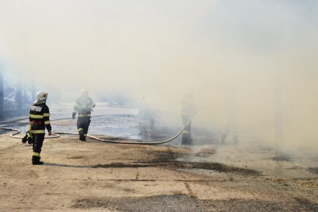 Incendiu la un bloc de garsoniere din Râmnicu Vâlcea. Locatarii evacuați, după ce două etaje au fost inundate cu fum