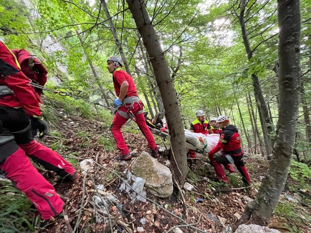 Salvamontiștii au recuperat trupul unei persoane căzute în apropiere de Cota 1400 din Sinaia