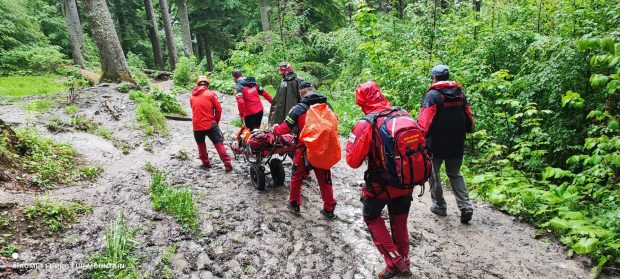 Turistă salvată de salvamontişti, după ce a suferit o dublă fractură în zona cascadei Urlătoarea