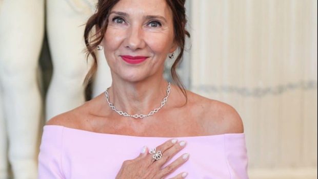 Carmen Iohannis apare în imagini care promovează un magazin de bijuterii: „Piesele celebrează frumusețea unică a celor care le poartă”