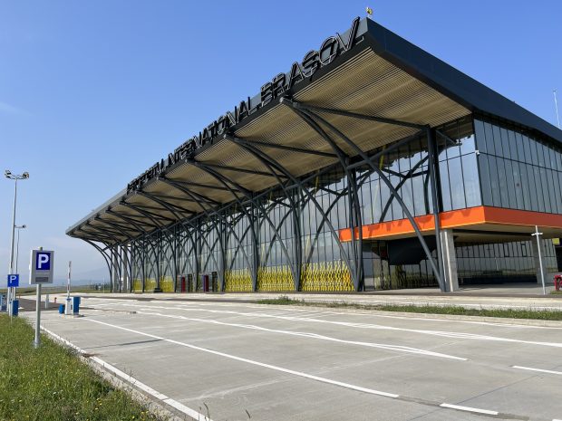 O companie aeriană acuză operatorii de trafic că au pus în pericol pasagerii, după ce au ținut aeronava în aer până la decolare unui alt avion de pe Aeroportul Brașov. Cum răspunde ROMATSA
