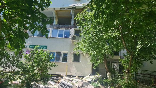 Explozie puternică într-un bloc din Sectorul 3 al Capitalei. O persoană prinsă sub o placă de beton, scoasă în viață de salvatori. FOTO