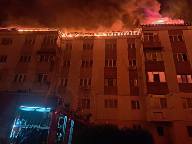 Incendiu puternic la Bârlad. Acoperișul unui bloc de locuințe a ars ca o torță. Peste 300 de oameni evacuați. VIDEO