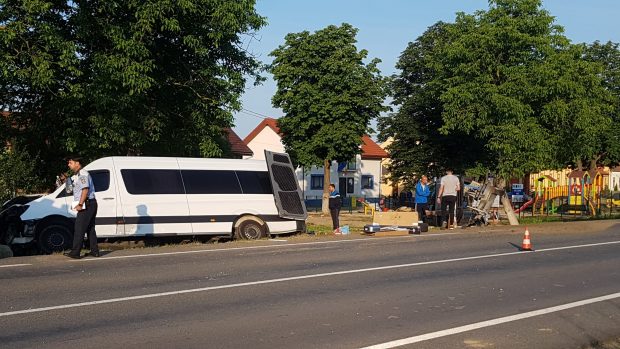 Un microbuz cu zece persoane, implicat într-un accident în Timiș. Trei persoane au fost transportate la spital
