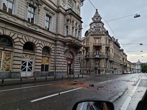 Imagini de la cutremurul din Arad. Case și mașini avariate, în urma seismului cu magnitudinea 5,2 – VIDEO