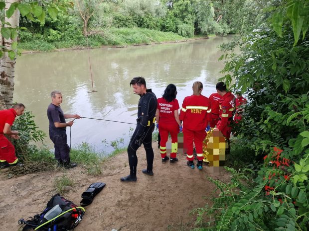 Un băiat de 10 ani, căutat de pompieri și de un elicopter SMURD după ce a dispărut în apele Crișului Negru, a fost găsit înecat