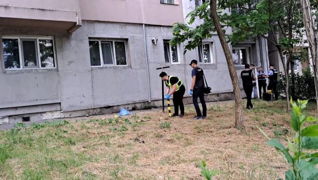 O fetiță de 4 ani rămasă singură în apartament a căzut de la etajul 4 al unui bloc din Galați