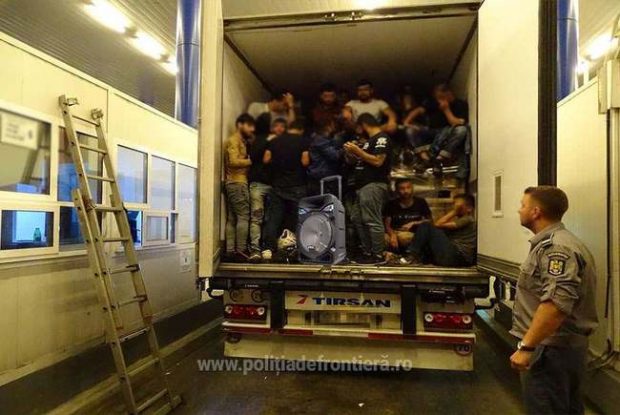 Zeci de migranți a fost găsiți într-un TIR la Vama Nădlac II, după ce din automarfar s-au auzit strigăte de ajutor