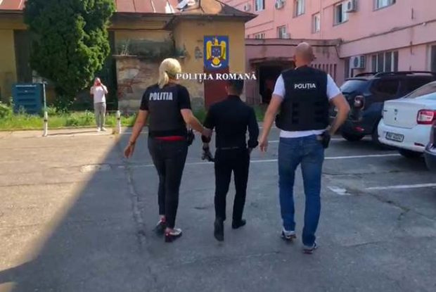 Percheziții în patru județe la presupuși contrabandiști de țigări. Opt persoane au fost reținute