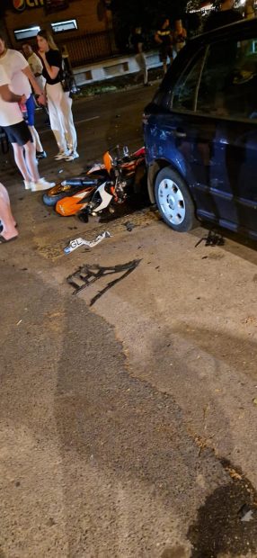 Un tânăr a fost reținut în Galați după ce a provocat un accident conducând fără permis, iar apoi a susținut că nu se afla la volanul mașinii