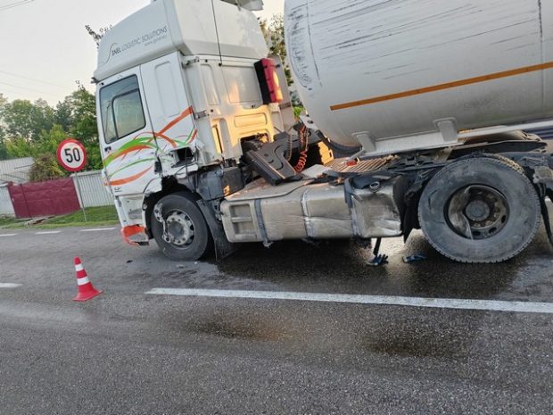 Accident între o cisternă încărcată cu GPL și un TIR, în Suceava. Scurgeri de motorină pe șosea