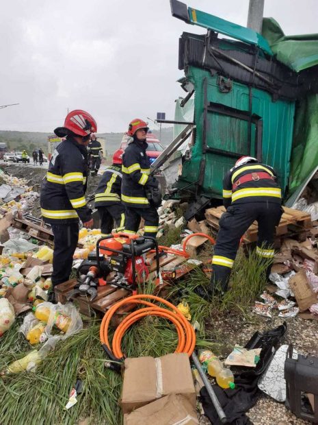 Un TIR s-a răsturnat pe DN1, în județul Cluj. Șoferul, rămas încarcerat, a decedat