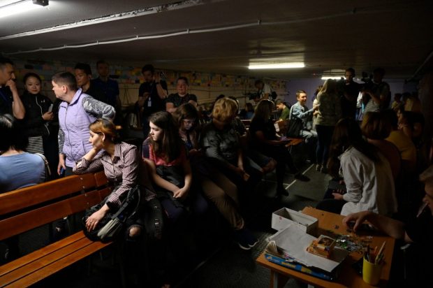 Situația adăposturilor antiaeriene din Kiev este „critică”, spun oficialii. Jumătate din cele verificate nu pot primi oameni