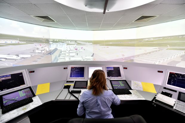 Ce joburi îți poți găsi la aeroporturi. Care este profesia plătită mai bine decât cea de pilot?