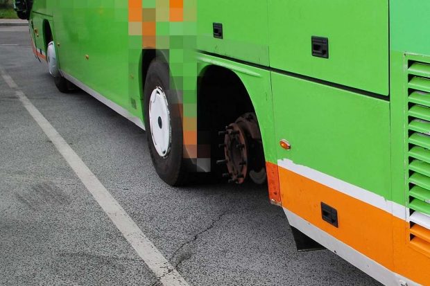 Un șofer român a fost prins că aducea 10 oameni din Germania în România într-un autocar fără o roată