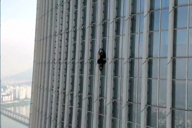 Un bărbat a fost arestat în Coreea de Sud pentru că a încercat să escaladeze liber a cincea cea mai înaltă clădire din lume