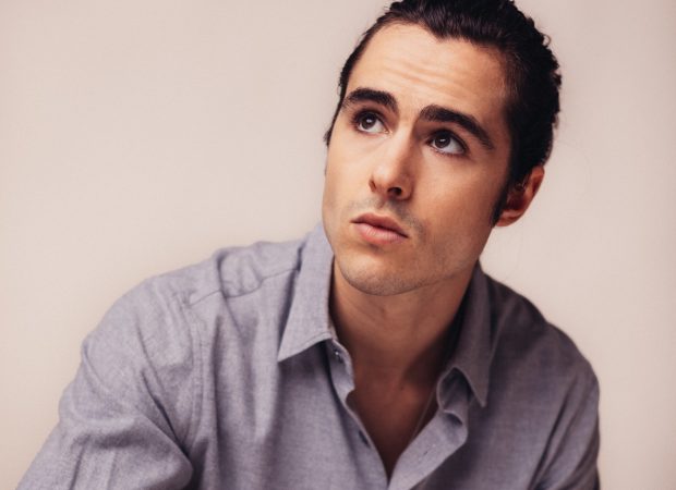 Ben Schnetzer a semnat pentru rolul celebrului dirijor român Sergiu Celibidache în filmul „Cravata galbenă”, în locul lui Rupert Friend