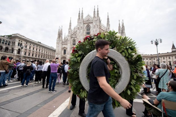 Berlusconi, funeralii cu mare pompă azi la Domul din Milano. Doliu național, mii de oameni în public și critici de la politicienii stângii – VIDEO