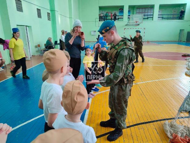 900 de copii ruși din regiunea Tiumen vor fi antrenați în tabere „militaro-patriotice”: „În câțiva ani vor merge cu plăcere să slujească în armată”